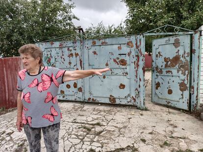 Zoya Mekotina, vecina de Vilkhivka, en Ucrania, frente a la puerta de su casa, tiroteada por soldados rusos.