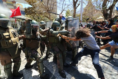 Manifestantes chocan con la policía durante una protesta frente al Congreso en Chile
