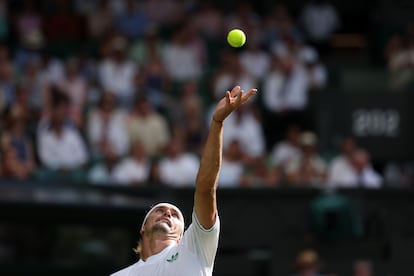 Zverev sirve durante el partido contra Rinderknech en Wimbledon.
