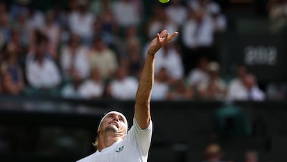Zverev sirve durante el partido contra Rinderknech en Wimbledon.