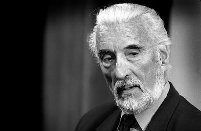 El actor Christopher Lee, en Barcelona en 2001, durante el rodaje de la serie documental 'Érase una vez Europa'.