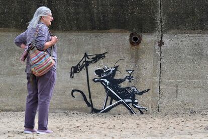 Entre las nuevas creaciones se encuentra la rata, el roedor fetiche de Banksy, dando sorbos a un cóctel en una hamaca. El artista la estampó en el contrafuerte de hormigón de una playa de la localidad inglesa de Lowestoft.