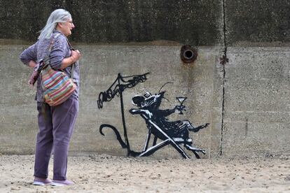 Una obra del artista Banksy en el contrafuerte de hormigón de una playa de la localidad inglesa de Lowestoft.