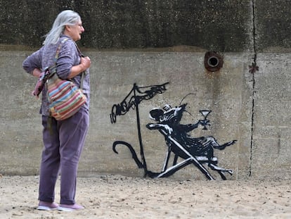 Una obra del artista Banksy en el contrafuerte de hormigón de una playa de la localidad inglesa de Lowestoft.