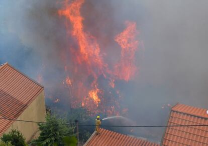 Bombeiro tenta deter o incêndio florestal em Curral dos Romeiros, ilha da Madeira.