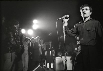 Ian Curtis en un concierto de Joy Division celebrado en Holanda en enero de 1980, pocos meses depués -en mayo de ese mismo año- se suicidaría con solo 23 años.