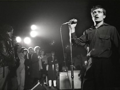 Ian Curtis en un concierto de Joy Division celebrado en Holanda en enero de 1980, pocos meses depués -en mayo de ese mismo año- se suicidaría con solo 23 años.