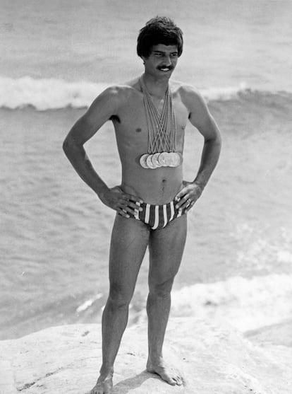 El nadador Mark Spitz presume de medallas (y 'speedo') en los años setenta.