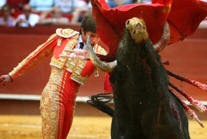 Sebastián Castella, en un pase de pecho al tercer toro de la tarde.