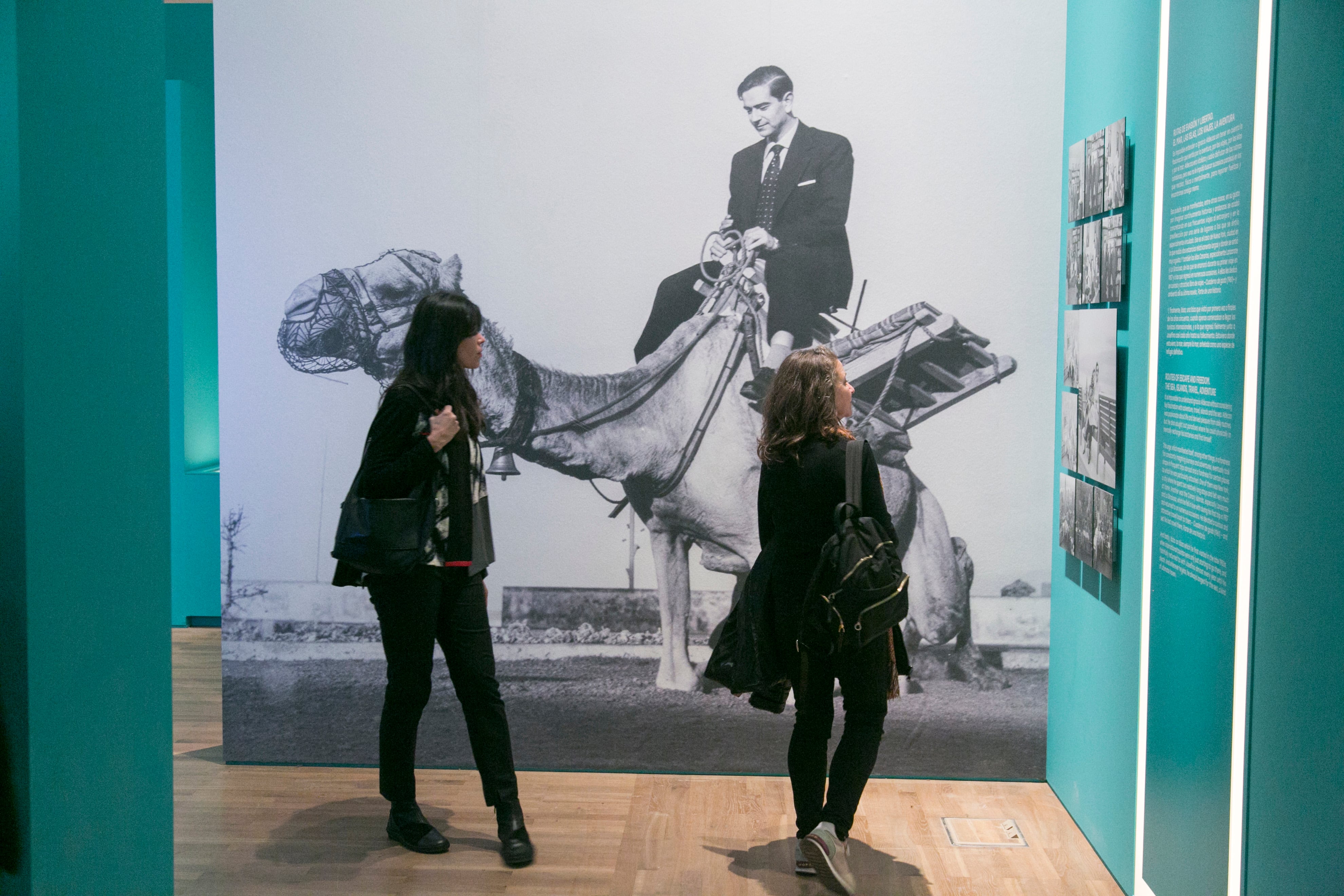 Visitantes en la exposición 'Carmen Martín Gaite, un paradigma de mujer de letras', ayer, en la Biblioteca Nacional (Madrid).
