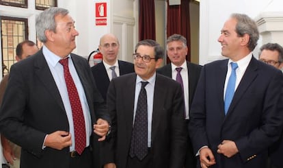 Carlos Aguirre, Mario Fernández y José Manuel González-Páramo, de izquierda a derecha, ayer.