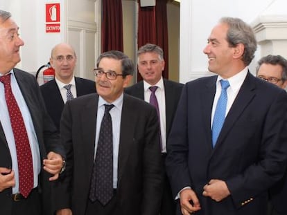 Carlos Aguirre, Mario Fernández y José Manuel González-Páramo, de izquierda a derecha, ayer.