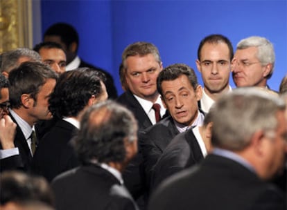 Nicolas Sarkozy conversa con responsables de los medios franceses en el palacio del Elíseo.