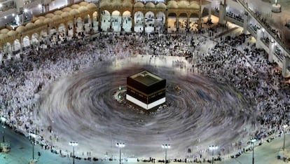 Peregrinos alrededor de la Kaaba en la Gran Mezquita de La Meca. 