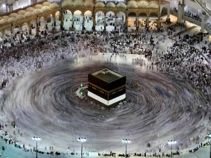 Peregrinos alrededor de la Kaaba en la Gran Mezquita de La Meca. 