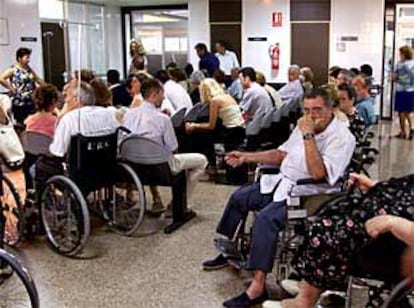 Sala de espera de urgencias del hospital Morales Meseguer de Murcia, tras hacerse pública la epidemia de Legionella.