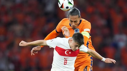 El neerlandés Virgil Van Dijk salta por encima del turco Arda Güler.