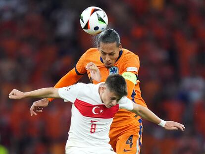 El neerlandés Virgil Van Dijk salta por encima del turco Arda Güler.