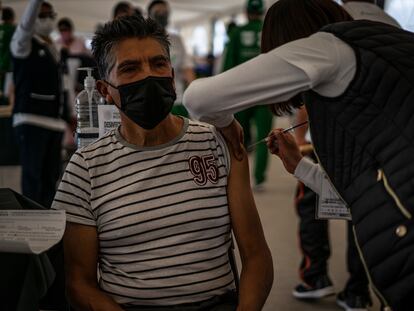 Un hombre recibe la vacuna contra la covid-19 en la alcaldía de Tláhuac, Ciudad de México.