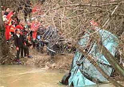 Los equipos de rescate sacan ayer del río, sobre las seis de la tarde, el coche hundido en el Jarama.