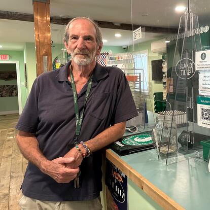 Geoff Rose, propietario de la tienda de cannabis Island Time, en Massachussets, el 3 de junio 2024.