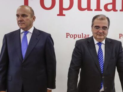 El aún presidente del Banco Popular, Ángel Ron (d), junto al consejero delegado de la entidad, Pedro Larena (i)