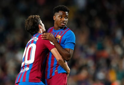 Sergi Roberto celebra un gol del Barcelona con Ansu Fati.