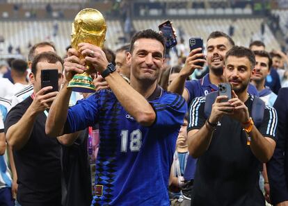 Lionel Scaloni, con la Copa del Mundo ganada por Argentina.