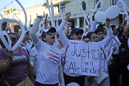 Miles de personas se manifestaron para exigir justicia por el asesinato del alcalde Alejandro Arcos Catalán, este jueves en Chilpancingo, en el estado de Guerrero (México).