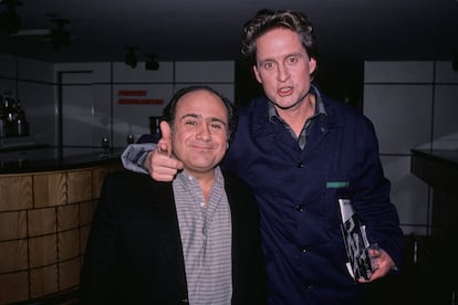 Danny DeVito y Michael Douglas en 1988.