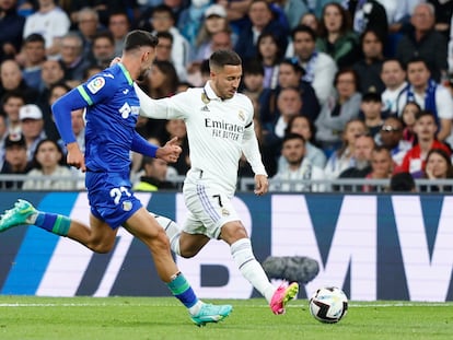 Eden Hazard, defendido por el defensa del Getafe Juan Iglesias, el pasado 13 de mayo, en su último partido con el Real Madrid.