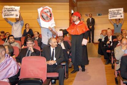 Estudiantes irrumpen en el Paraninfo de la Universidade da Coruña donde se celebró el acto de apertura de curso
