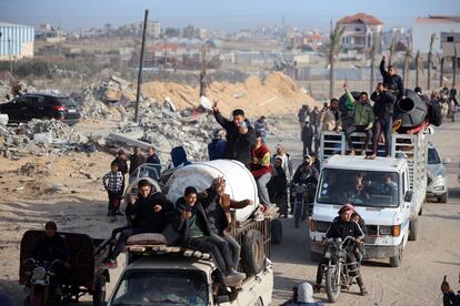 Columna de desplazados palestinos regresan a sus hogares a Rafah, en el sur de la Franja.