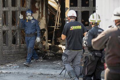 Un agente de la policía científica de Madrid da instrucciones a los trabajadores de una empresa de ingeniería forense HEFEST, en las discotecas Teatre y Fonda Milagros, el pasado 10 de octubre.