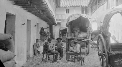 Canasteros en el patio de la posada del Potro, un lugar cervantino de Córdoba, en 1896.