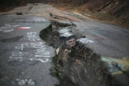 Carretera destruida en Centralia, Pensilvania (EE UU).