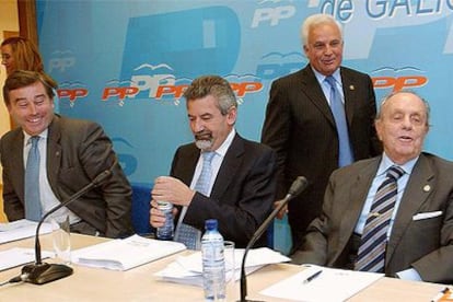 Xosé Manuel Barreiro, Palmou, Baltar y Fraga (de izquierda a derecha), en la ejecutiva del PP gallego.