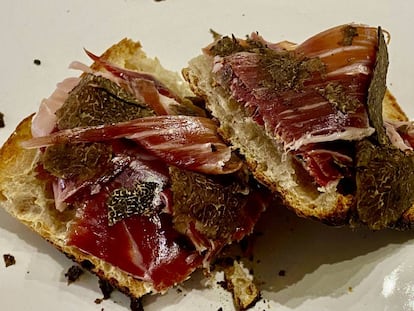 Tostada de pan con jamón ibérico y trufa. J. C. CAPEL