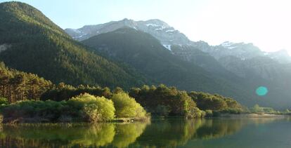 Vista del río Cinca en el embalse de Pineta en el entorno del parque nacional de Ordesa y Monte Perdido.