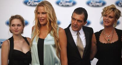 Antonio Banderas y Melanie Griffith con su hija Estela del Carmen y Daryl Hannah.