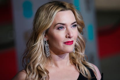 Kate Winslet – “Mi flechazo de la infancia es muy evidente: Guy Pearce”, confesó recientemente la ganadora del Oscar por The Reader. Para fortuna del corazón adolescente de Winslet, ha tenido la suerte de compartir escenas con él en la miniserie Mildred Pierce y repetirán el próximo abril en otra ficción televisiva: el thriller policiaco Mare of Easttown de HBO.