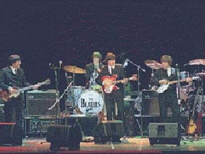 El grupo catalán Abbey Road, unos clones de The Beatles, durante su actuación ayer en el Gran Teatro de Alzira.