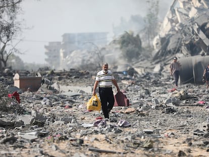 Un hombre camina entre escombros en al-Zahra, en las afueras de Gaza.