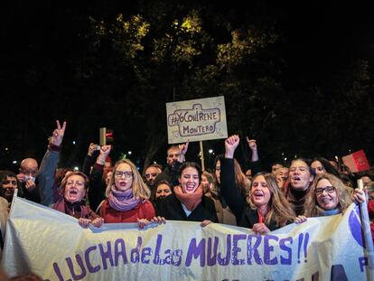 Las políticas Carolina Alonso, Irene Montero y Alejandra Jacinto, en la manifestación del distrito de Vallecas, en Madrid.