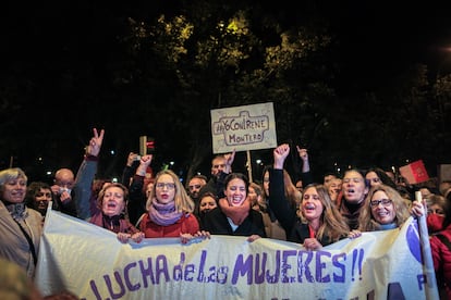 La ministra de Igualdad, Irene Montero (en el centro), a la que una parte del feminismo acusa de “borrar a las mujeres” con su propuesta de ley trans, ha participado en otra en el barrio de Vallecas de Madrid. 
