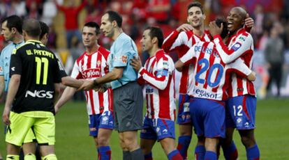 Los jugadores del Sporting celebran su victoria ante Osasuna.