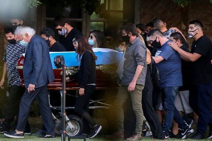 Familiares y amigos de Diego Armando Maradona, durante su funeral en el cementerio de Buenos Aires (Argentina).