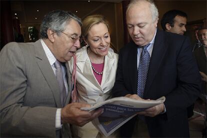 Mohamed Benaissa, Benita Ferrero y Miguel Ángel Moratinos, ayer en Xàbia.