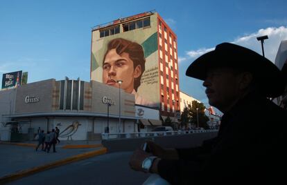 Mural con la imagen del fallecido artista mexicano Juan Gabriel en Ciudad Juárez (México), el 2 de septiembre de 2016.