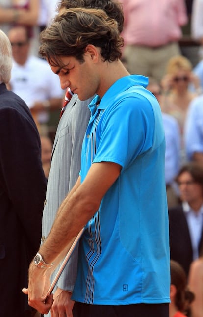 Roger Federer sostiene su trofeo después de perder en la final frente a Nadal.